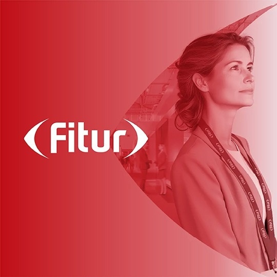 un grupo de personas posando para una foto con las manos en el aire