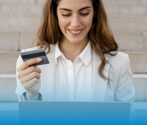 una mujer se sienta en un escritorio frente a una computadora