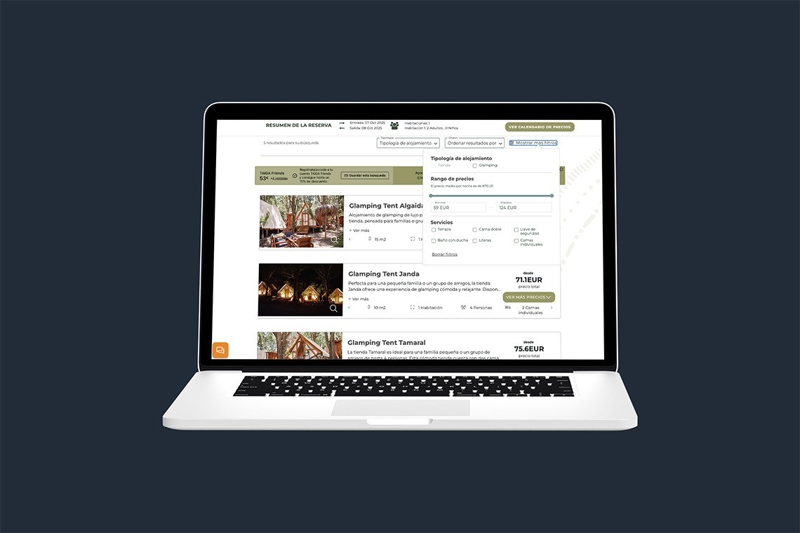 una mujer está usando una computadora portátil y un teléfono inteligente junto a ella