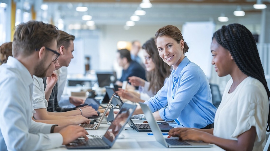 um grupo de pessoas está estudando em uma mesa com um laptop