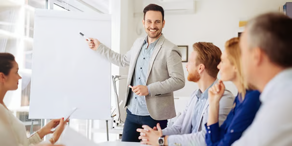 dos computadoras portátiles están sobre una mesa y una de ellas muestra una habitación estándar sin terraza