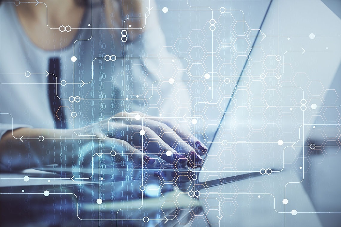 una persona presiona un botón en una pantalla que muestra una lista de verificación