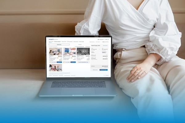 la página de inicio del club fidelity con una mujer sentada en un sofá