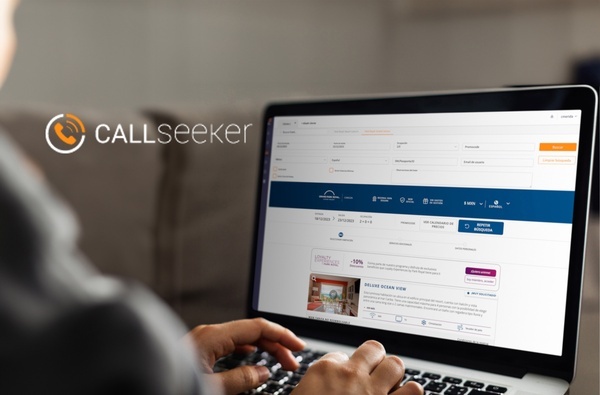 una pantalla de computadora muestra una habitación doble con cama de matrimonio