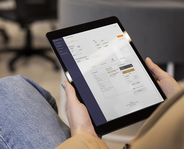 dos computadoras portátiles están sobre una mesa y una de ellas muestra una habitación estándar sin terraza
