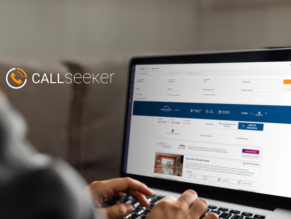 um monitor de computador com a página de reserva em espanhol