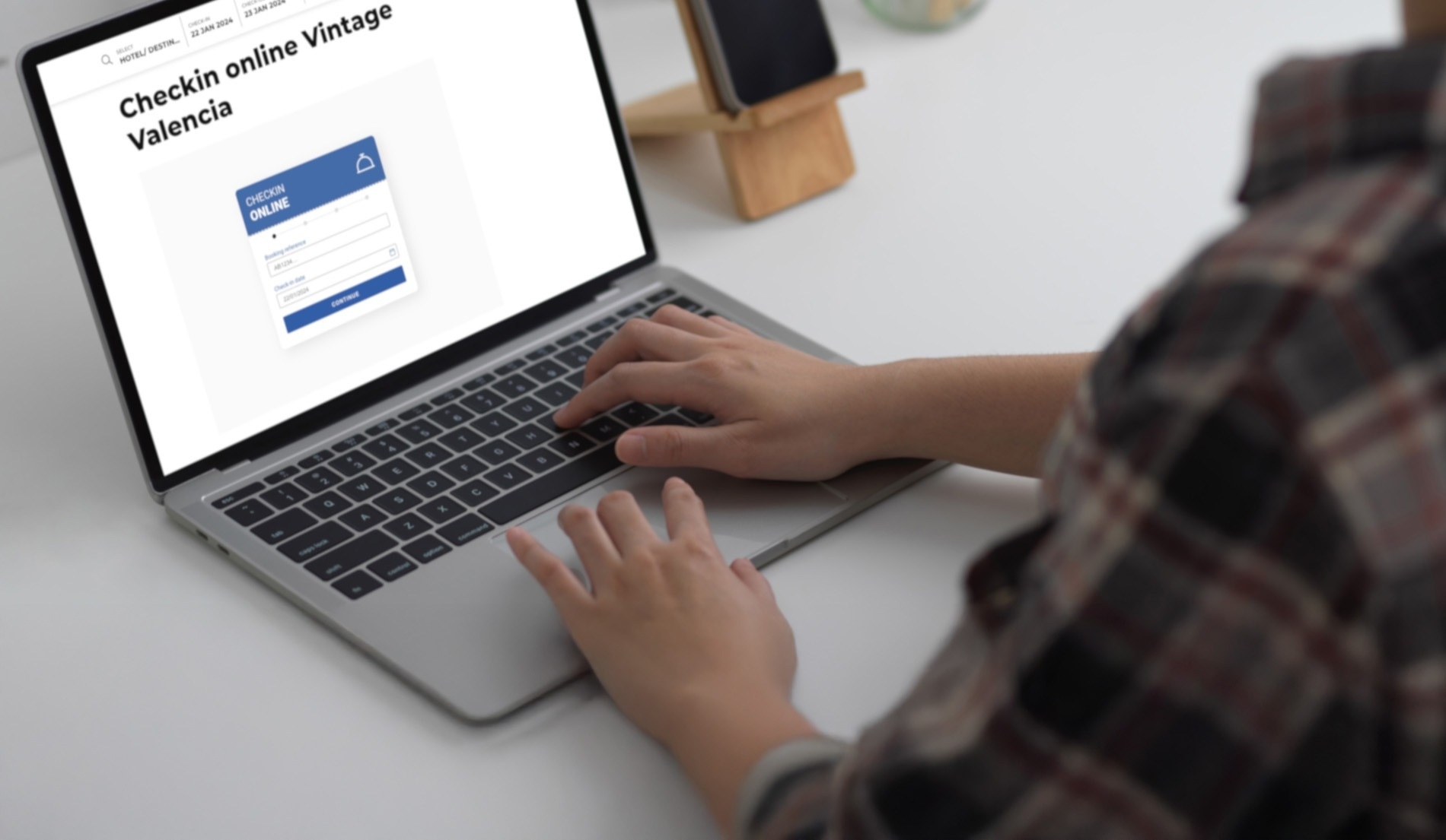 una persona está usando una computadora portátil con la página de checkin online vintage en la pantalla