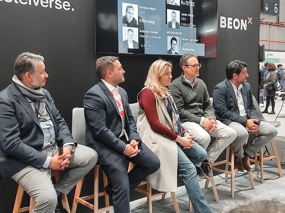 um grupo de pessoas está posando para uma foto com as mãos no ar