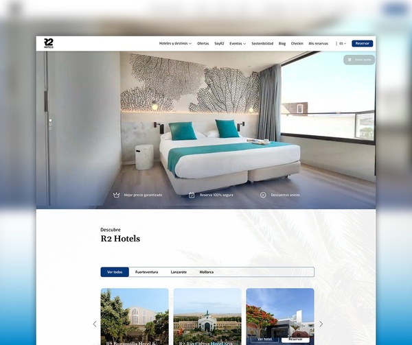 la página de inicio del club fidelity con una mujer sentada en un sofá