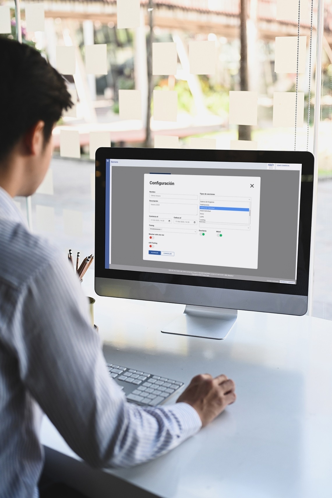 un hombre con auriculares está sonriendo y mirando a la cámara