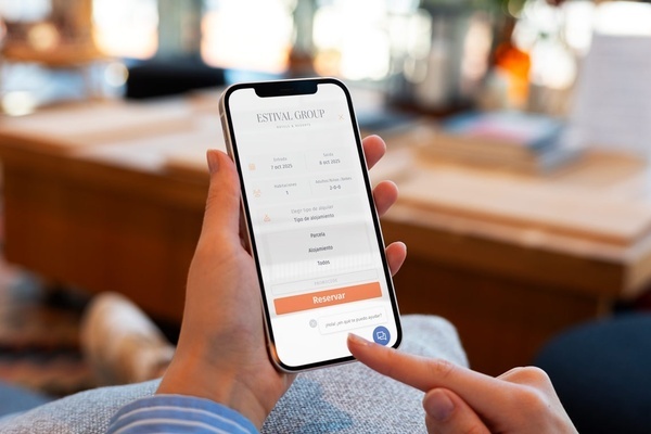 una mujer se sienta en un escritorio frente a una computadora
