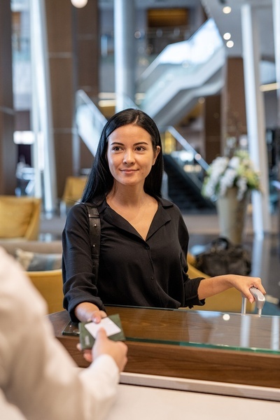 una pantalla de computadora muestra una habitación doble con cama de matrimonio