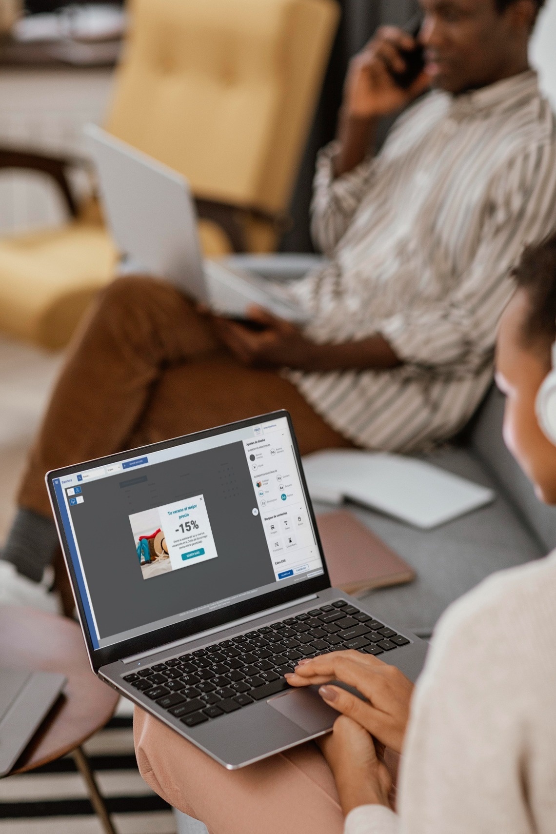 un hombre con auriculares está sonriendo y mirando a la cámara