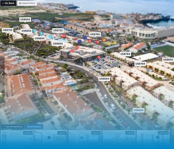 una mujer se sienta en un escritorio frente a una computadora