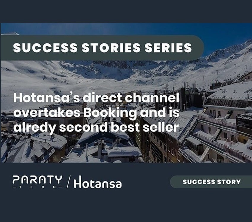 dos hombres se dan la mano frente a una ventana