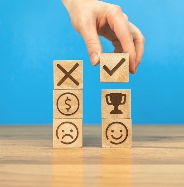 tres flechas amarillas apuntan hacia arriba sobre un fondo azul