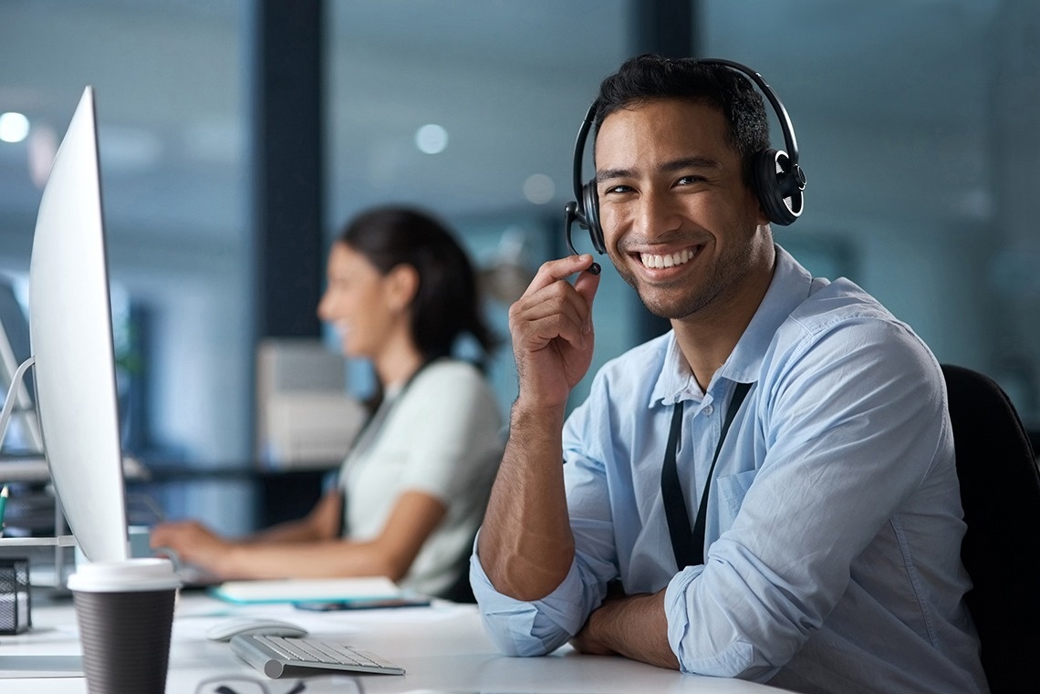un hombre con auriculares está sonriendo y mirando a la cámara