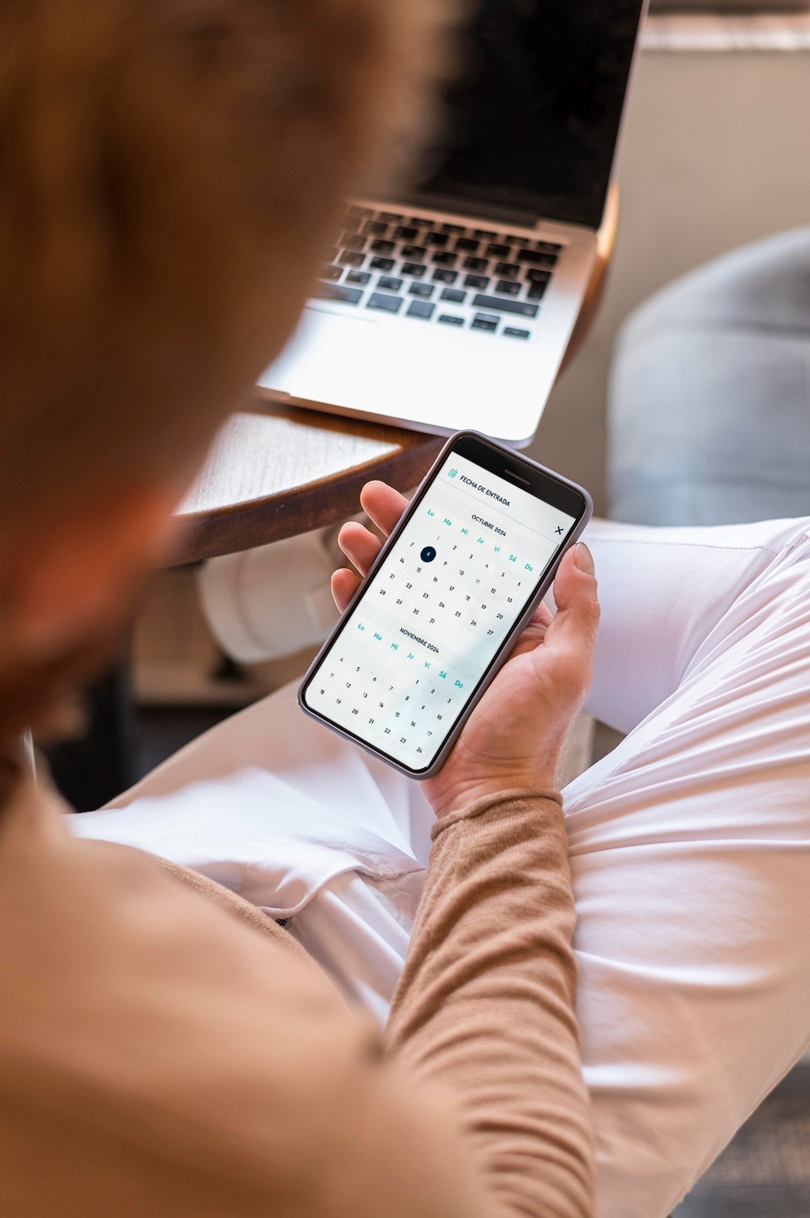 una persona sostiene un teléfono inteligente con el calendario en la pantalla