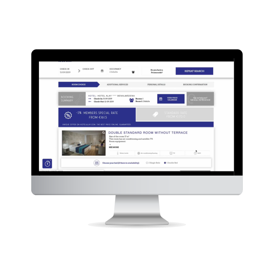 una mujer sonríe mientras usa una computadora portátil con la página web oficial en la pantalla
