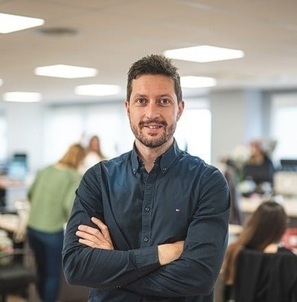 a página inicial do site portshaper com uma mulher de chapéu