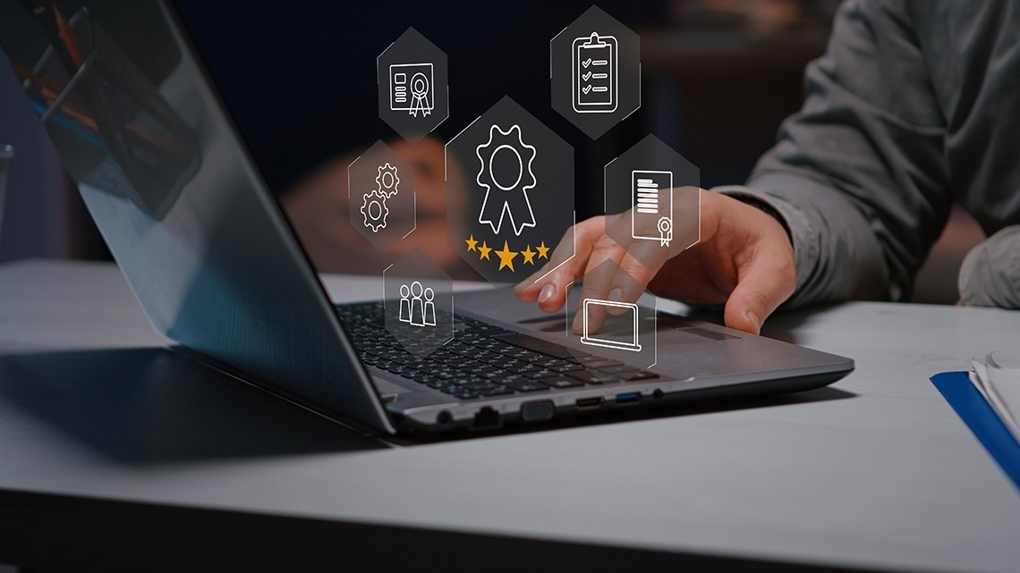 una computadora portátil está abierta y muestra un calendario de precios