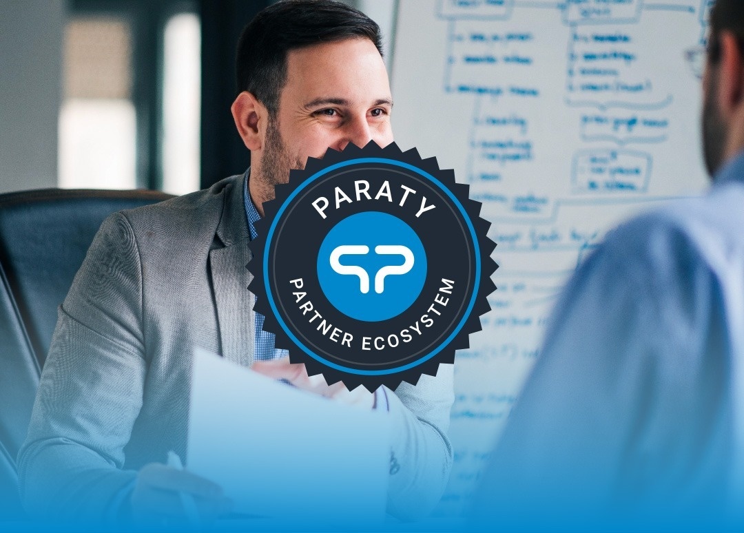 una persona presiona un botón en una pantalla que muestra una lista de verificación