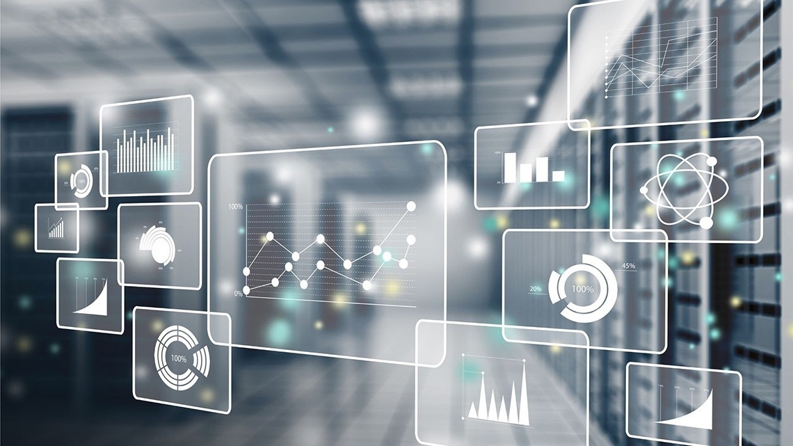 una persona presiona un botón en una pantalla que muestra una lista de verificación