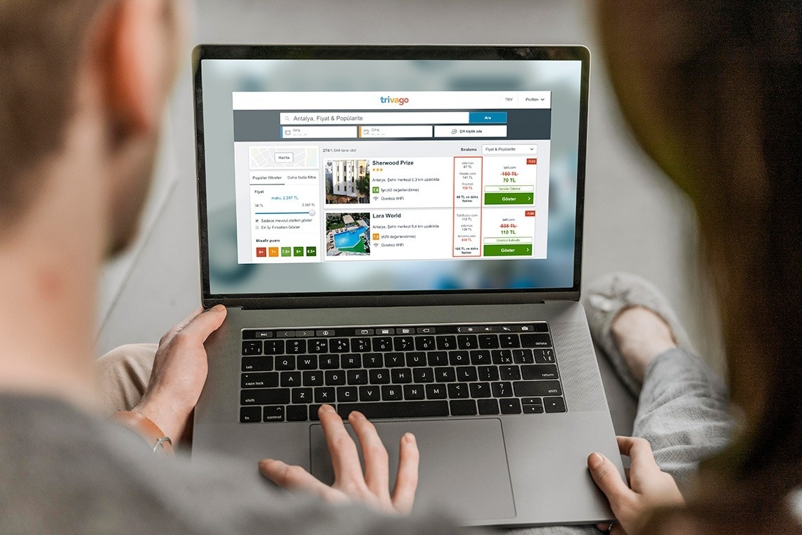 una computadora portátil está abierta y muestra un calendario de precios