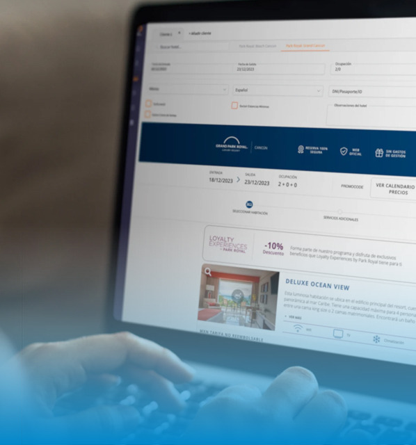 una computadora portátil y una tableta con una aplicación en la pantalla