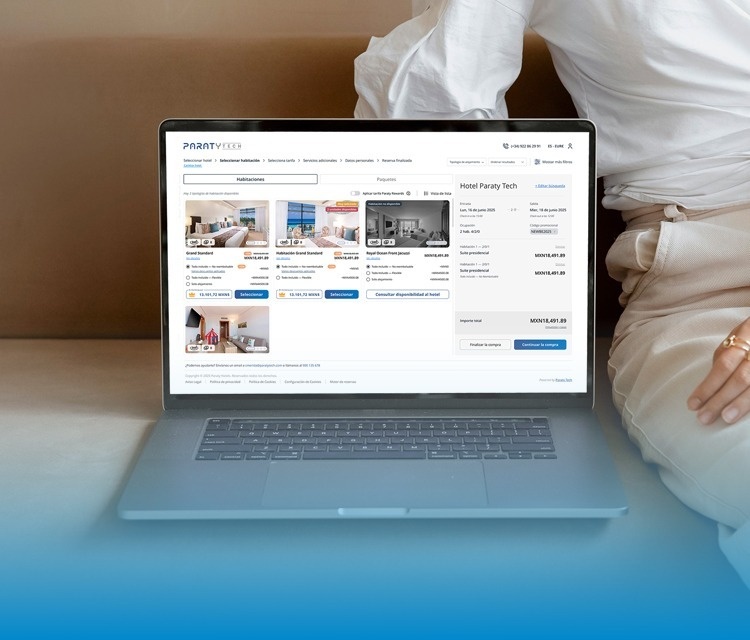 una mujer sonríe mientras usa una computadora portátil con la página web oficial en la pantalla