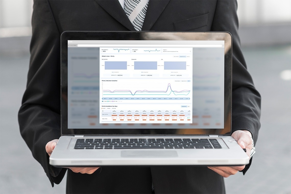 un hombre de negocios sostiene una computadora portátil con un gráfico en la pantalla
