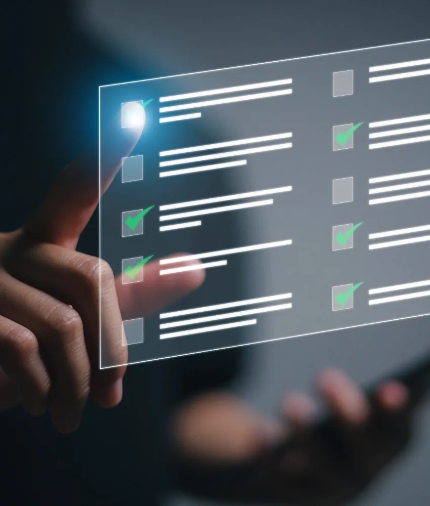 una persona presiona un botón en una pantalla que muestra una lista de verificación