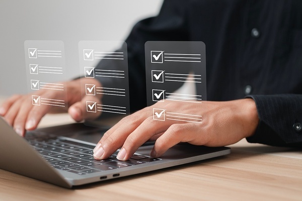 una pantalla de computadora muestra una habitación doble con cama de matrimonio