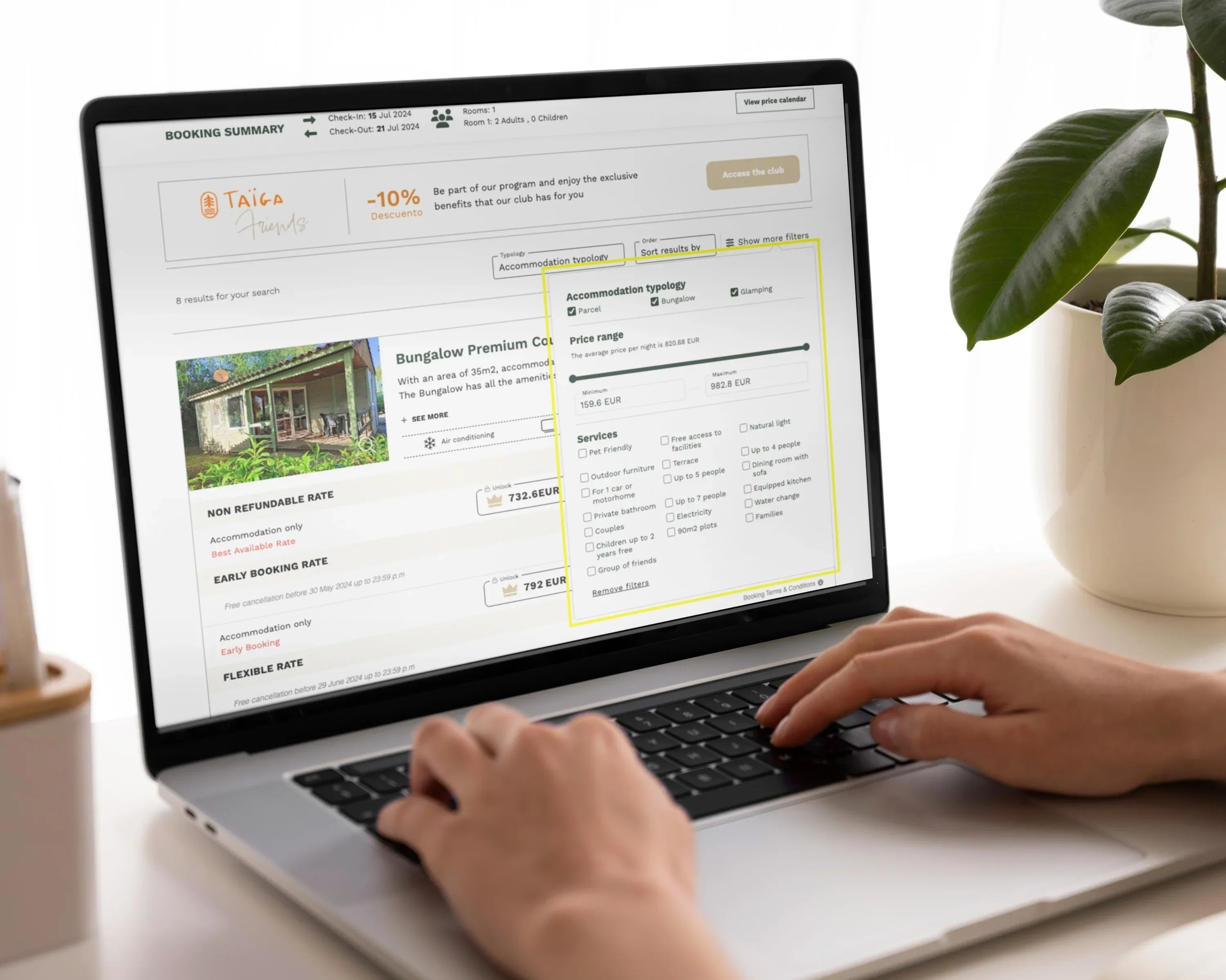 una computadora portátil está abierta y muestra un calendario de precios