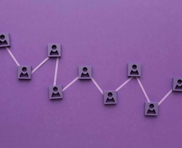 dos computadoras portátiles están sobre una mesa y una de ellas muestra una habitación estándar sin terraza