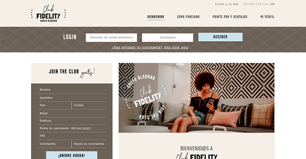 la página de inicio del club fidelity con una mujer sentada en un sofá