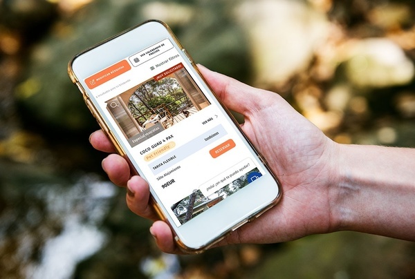 dos computadoras portátiles están sobre una mesa y una de ellas muestra una habitación estándar sin terraza