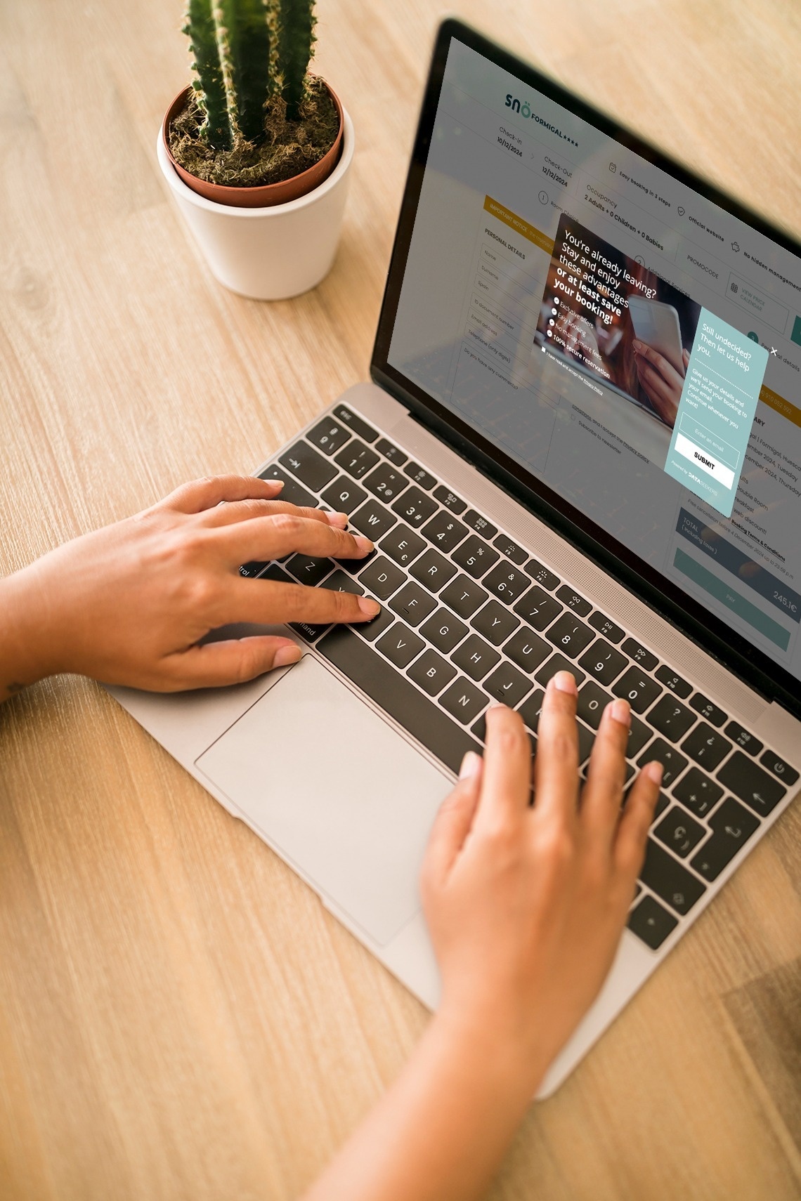 un hombre con auriculares está sonriendo y mirando a la cámara