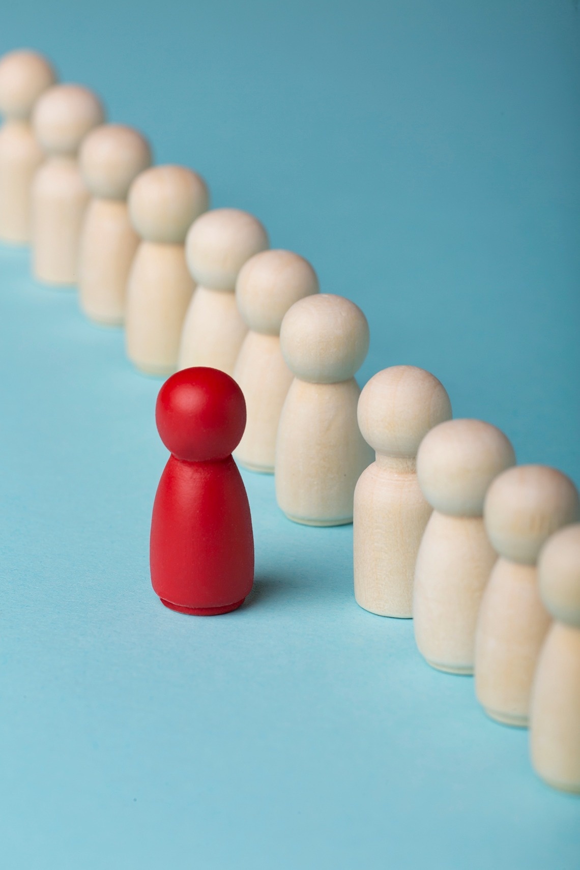 un hombre con auriculares está sonriendo y mirando a la cámara