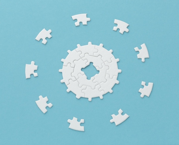 una mujer se sienta en un escritorio frente a una computadora