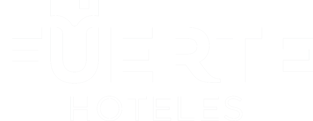 El logo muestra la palabra "FUERTE" en letras mayúsculas blancas, con la "U" estilizada para parecer una fortaleza o un tridente, y la palabra "HOTELES" en letras más pequeñas y finas debajo, todo sobre un fondo negro.