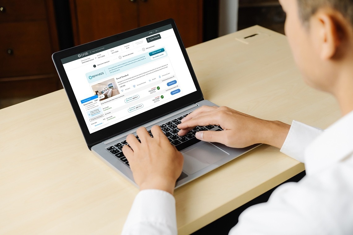 una computadora portátil está abierta y muestra un calendario de precios