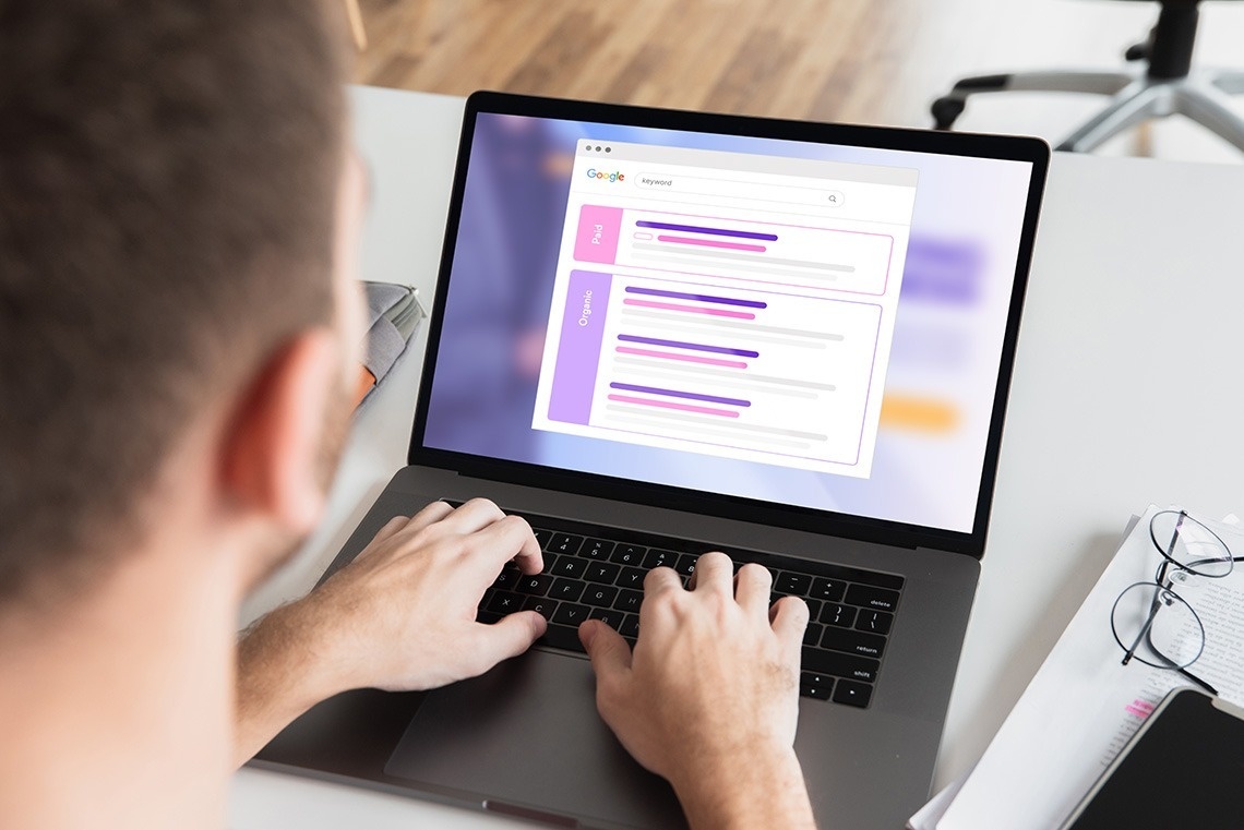 una computadora portátil está abierta y muestra un calendario de precios