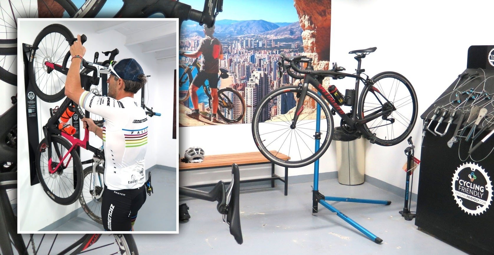 un hombre sostiene una bicicleta en una tienda de bicicletas