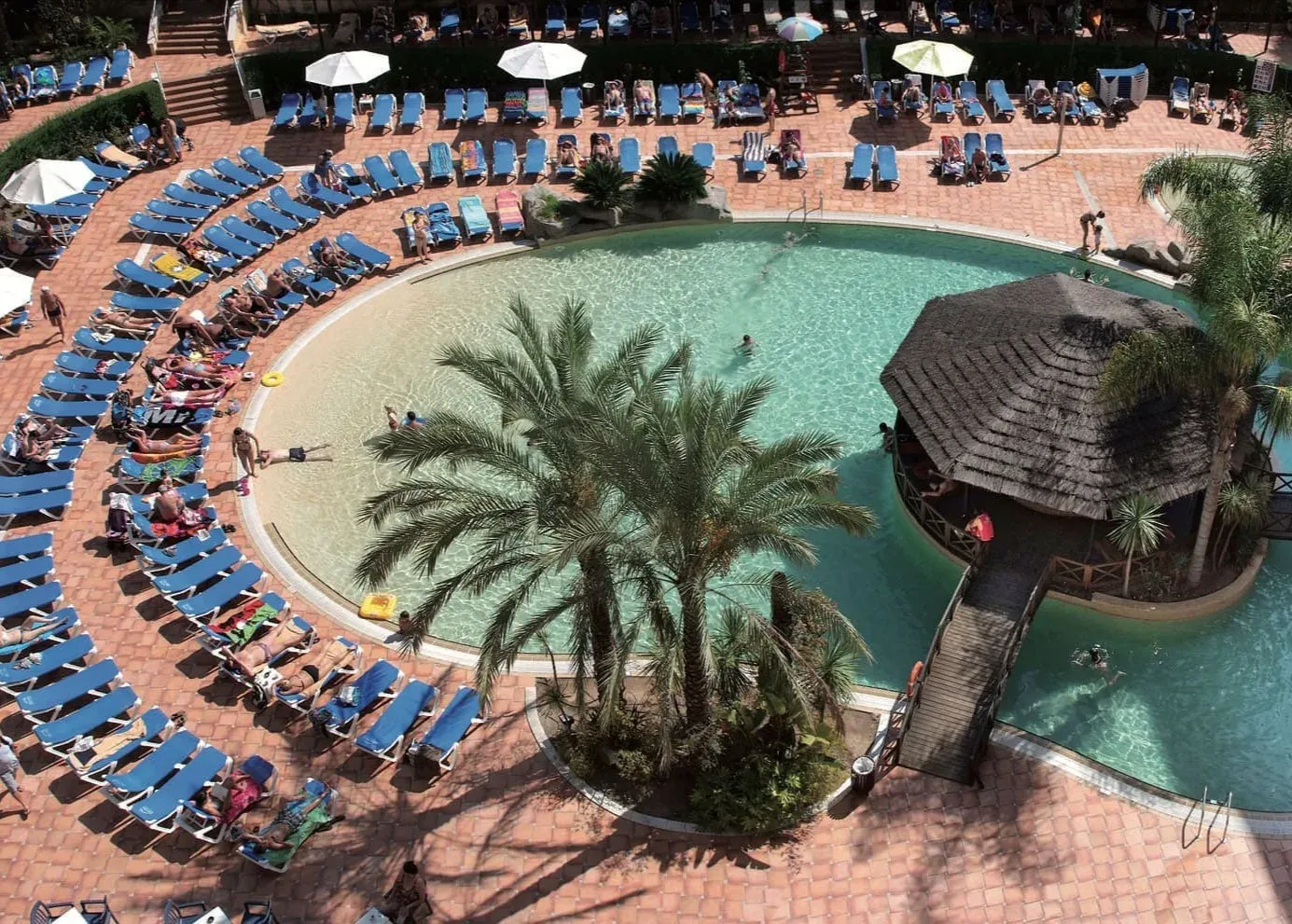 ESTIVAL: Park Silmar, piscina con bar y tumbonas bajo palmeras.
