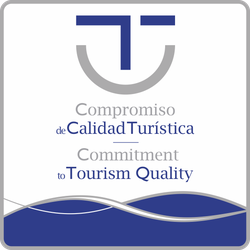 un logotipo que dice compromiso de calidad turistica commitment to tourism quality