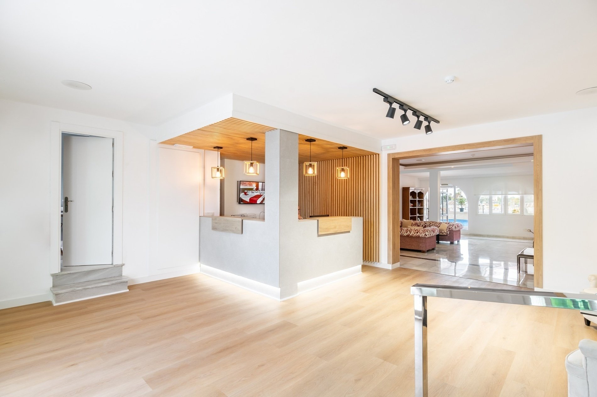 una habitación con una mesa de recepción y un sofá