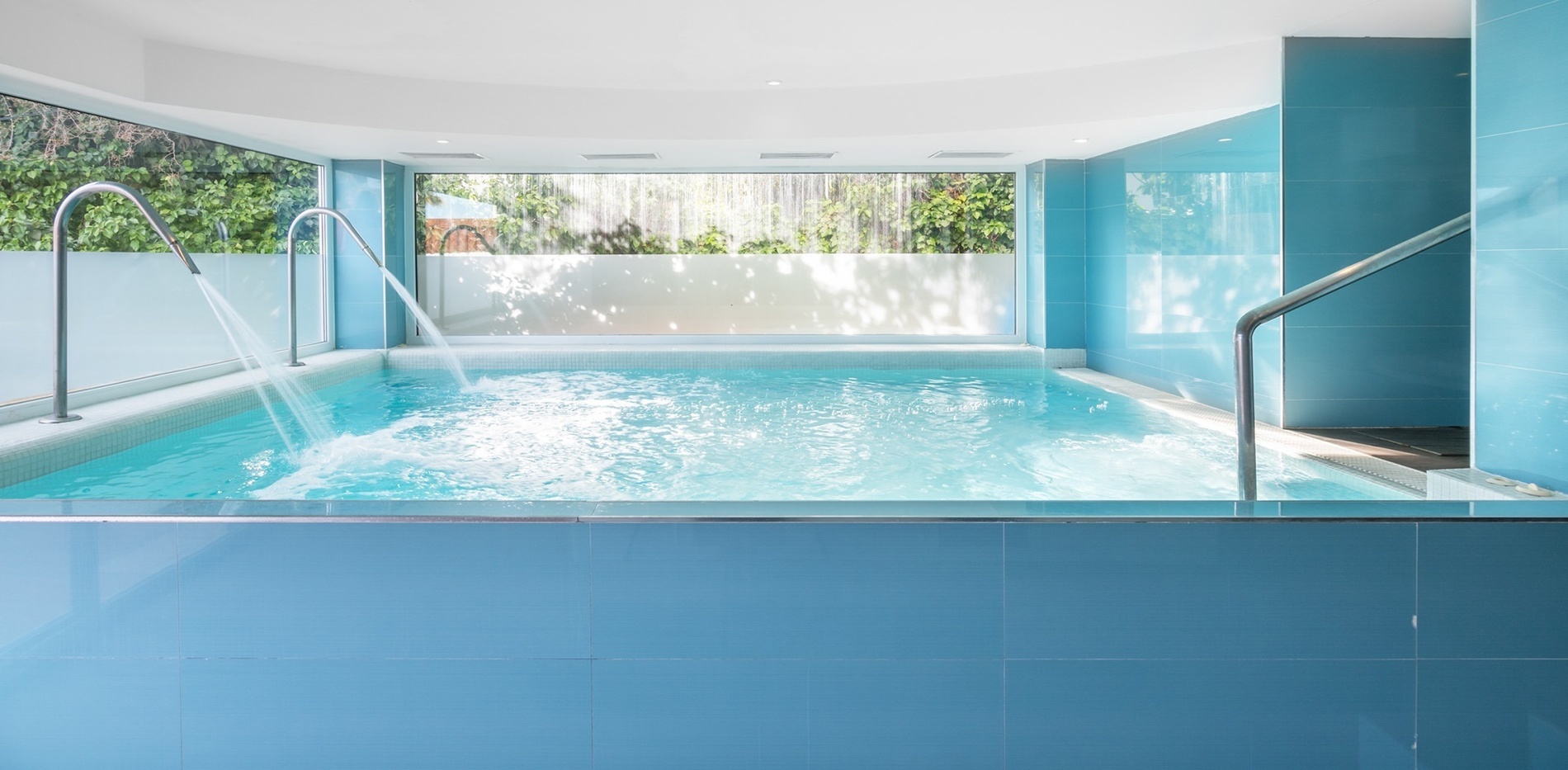 una piscina azul y blanca con escaleras que conducen a ella