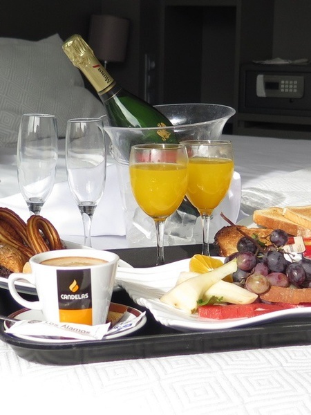 una bandeja de comida con una taza de café y una botella de champán