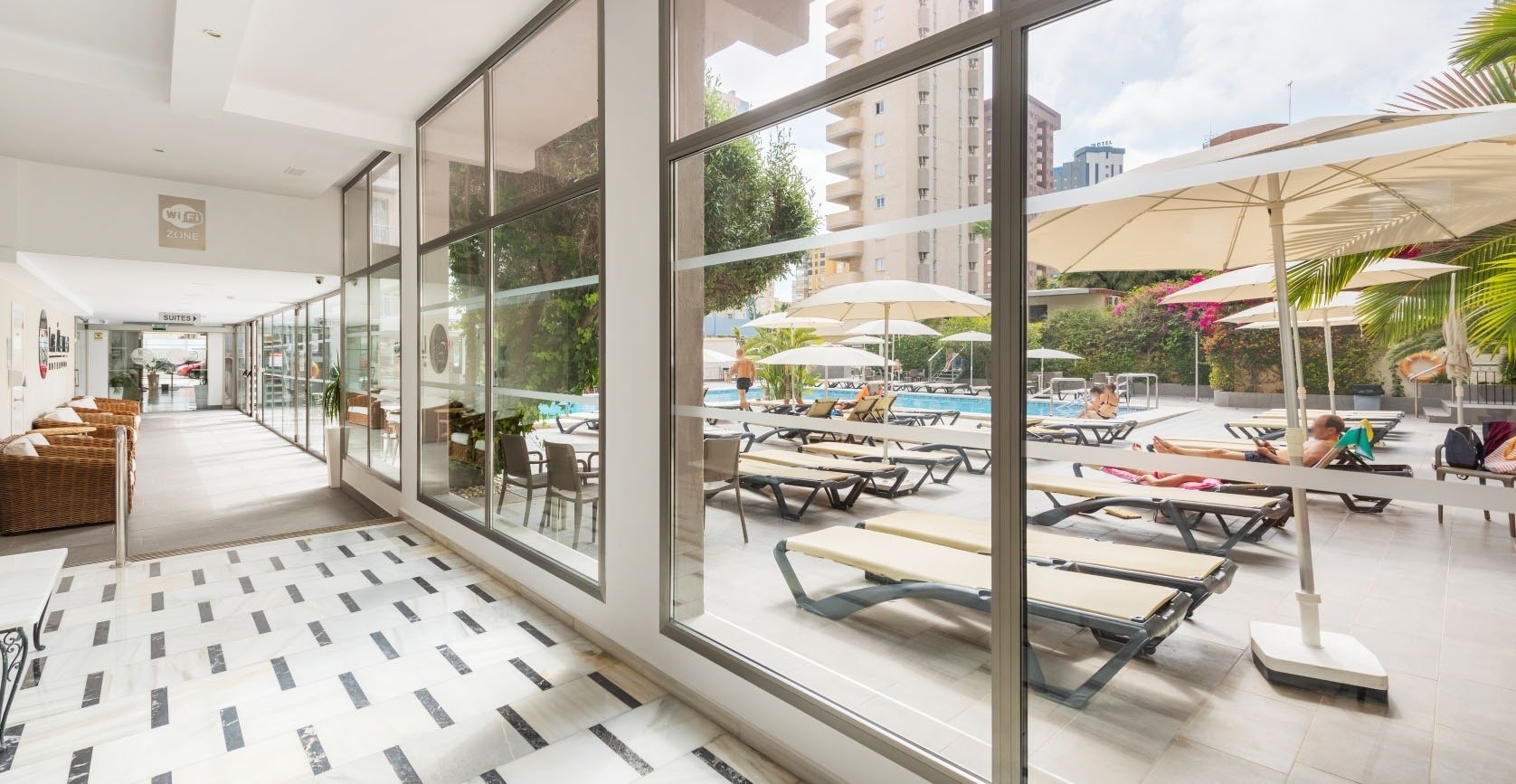 una vista de una piscina a través de una ventana de un hotel